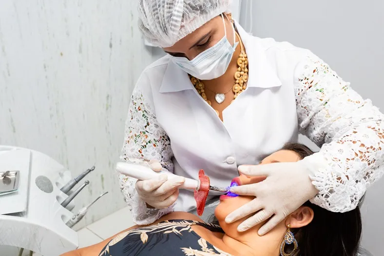Clarear os dentes: Os perigos das receitas caseiras disponíveis nas redes sociais