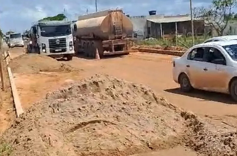 Moradores fecham a ES-010, acesso Pontal do Ipiranga a São Mateus. “Estrada muito ruim”