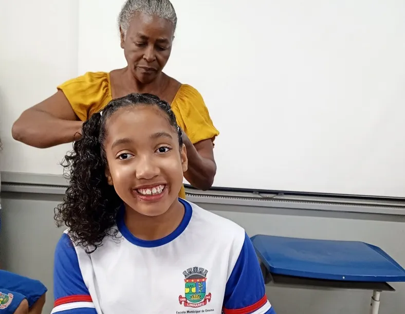 Lindeza: Oficina de trança afro na escola Roberto Moreira, no bairro Araçá, Linhares