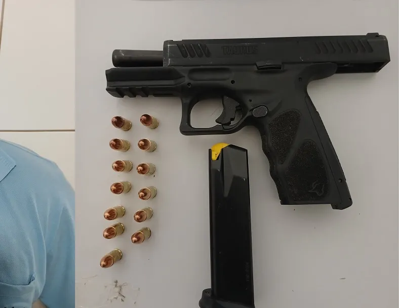 Mais Povoação: Pistola apreendida e dono de bar levado para a delegacia de Linhares