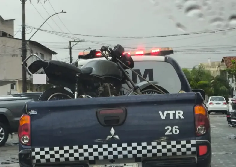 GCM de Linhares: Suspeito corre desesperado e deixa celular e moto roubada para trás