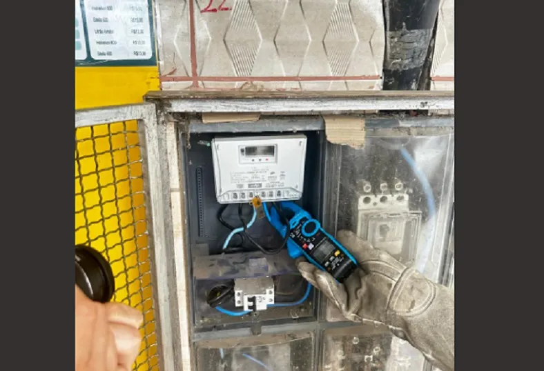 “Gato” de energia em distribuidora de bebidas e residência em Cariacica 