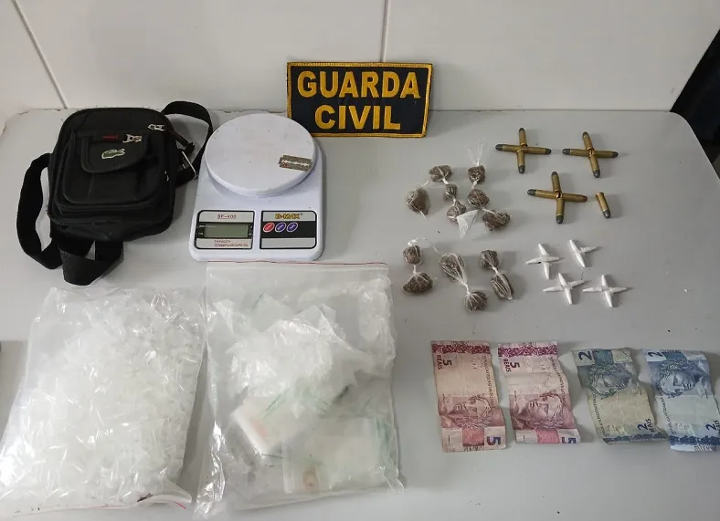 Mãe e filhos (menores) flagrados vendendo drogas no Farias, Linhares