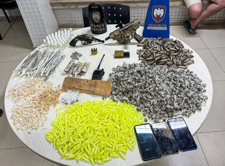 PM apreende drogas e armas após confronto com bandidos em Cariacica