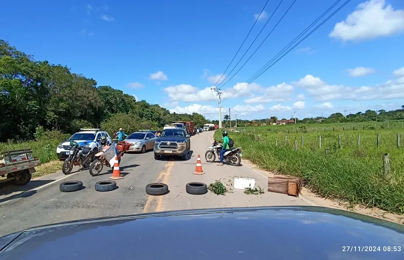 Palhal: Moradores fecham rodovia asfaltada e só liberam após chegar patrol para estrada de chão