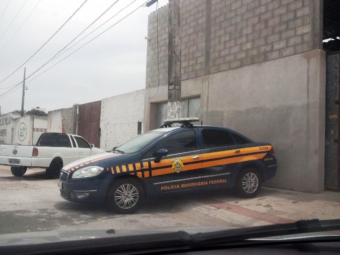 Você viu? Internauta flagra viatura na calçada, perto de restaurante