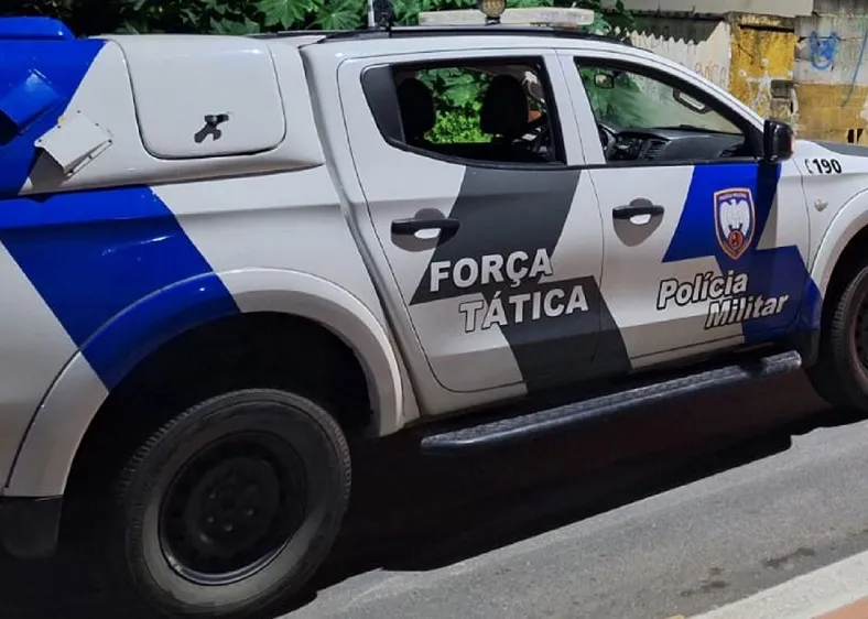Beco dos Primos: vendedor de drogas finge estar dormindo para escapar (em vão) da Força Tática