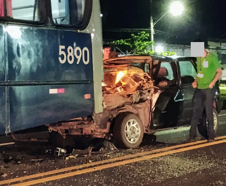 Acidente deixa passageira de ônibus ferida no bairro Canivete, Linhares