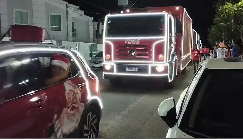 Caravana iluminada atrai famílias nas ruas e avenidas de Linhares. “Vai passar aqui?”