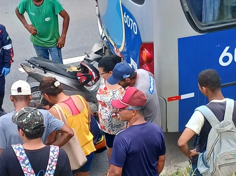 BR-101: Motociclista colide em ônibus parado e sofre sérios ferimentos em Linhares
