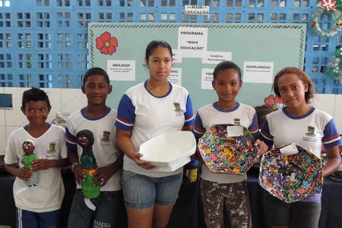 Mais Educação: estudantes organizam exposição de arte no pátio da Manoel Martins