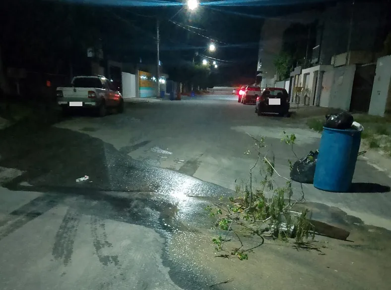 Água ‘nasce’ no meio da rua no Três Barras, Linhares