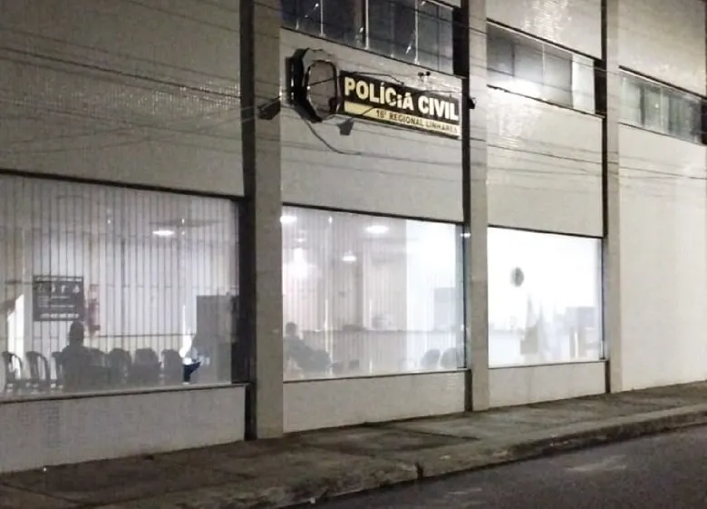 Jovens flagrados com drogas na praça do Interlagos, Linhares, pertinho de crianças