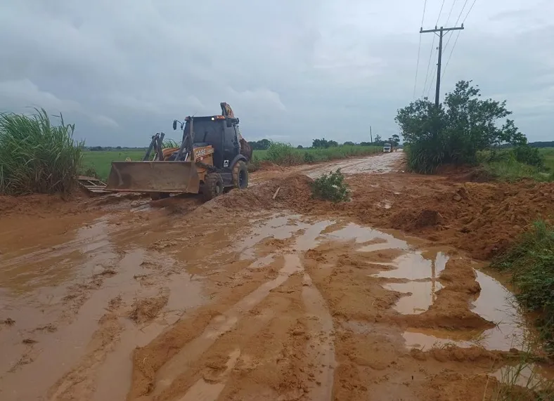 Estrada de Regência: Moradora diz que está ilhada, autoridades vão ao local