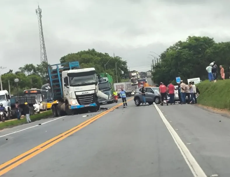BR-101: Acidente entre carreta e carros de passeio em Sooretama