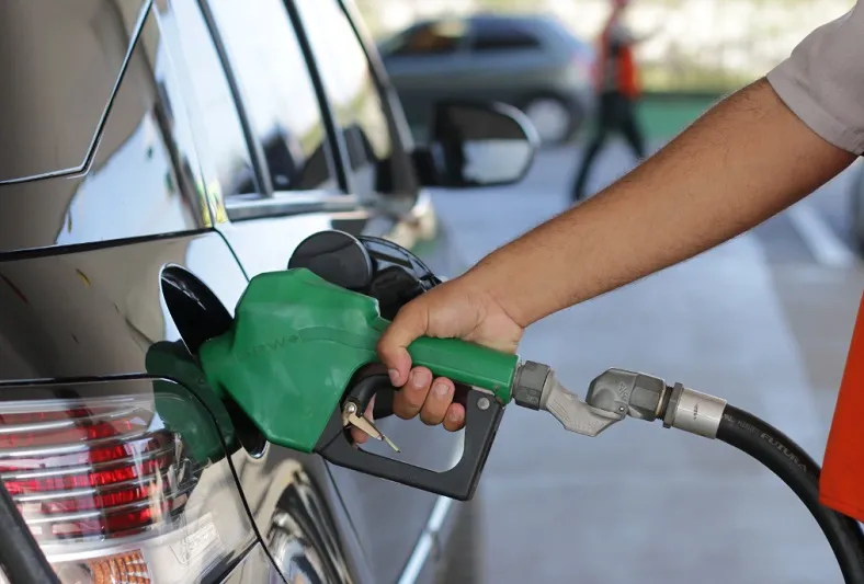 Gasolina mais cara a partir de sábado no Brasil inteiro