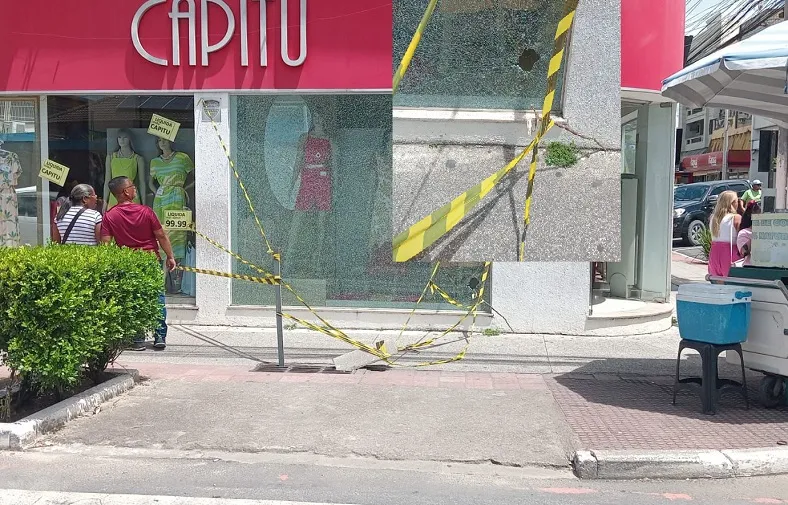 Larápio destrói vidraça de loja no Centro de Linhares
