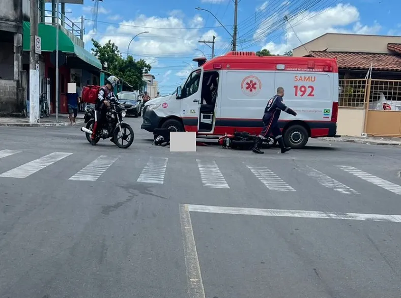 Moto colide em ambulância do Samu em Linhares. Foi no bairro São José