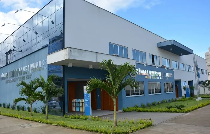 Cabos eleitorais reivindicam emprego supostamente prometido na Câmara Municipal de Linhares. Vereador respondeu demanda