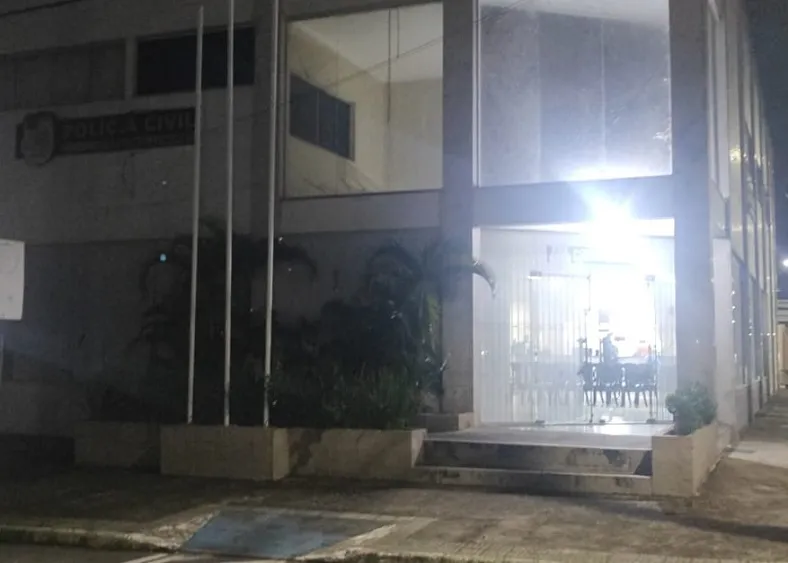 Homem “possesso” de ciúme tenta invadir casa no Jocafe, apanha de populares e acaba no HGL