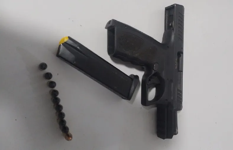 Comerciante levado para a delegacia: Pistola apreendida pela PM no bar dele em Linhares