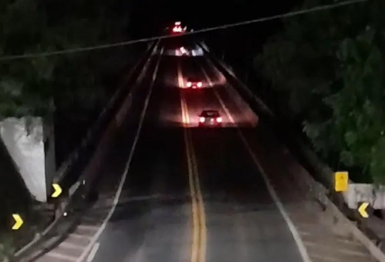 Escuridão na ponte em Linhares, e é uma das principais do ES: “Luz, só a dos faróis dos carros”