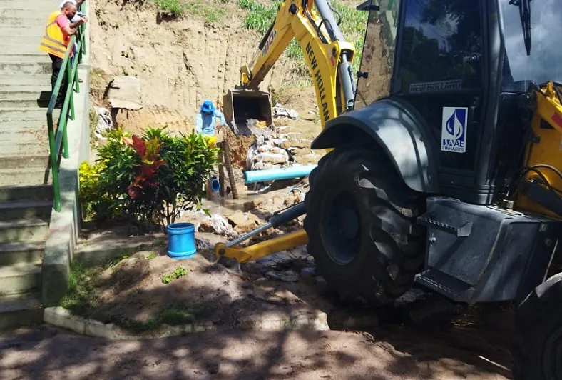 (Sem) Água: Parte de tubulação rompida na Linha Verde deixa. 8 bairros sem água em Linhares