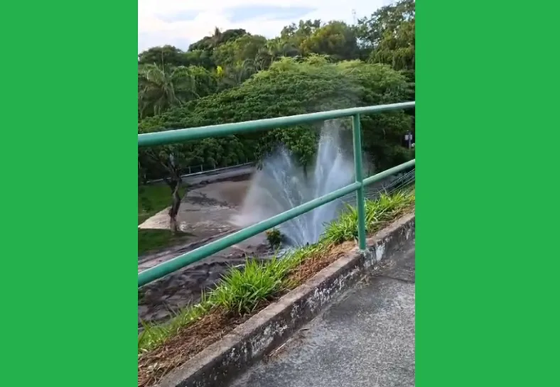De novo: Água jorra de tubulação na Linha Verde, Linhares