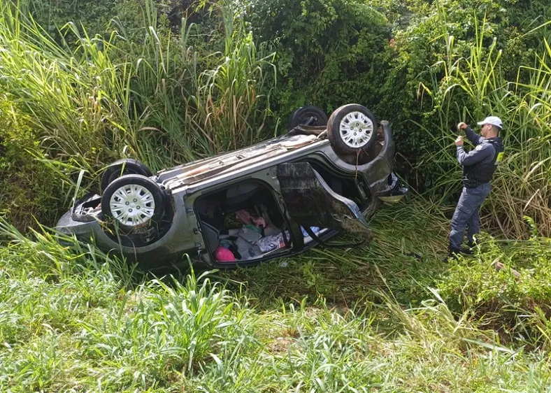 Quatro feridos na ES-248, em Linhares. Ford Ka capotou
