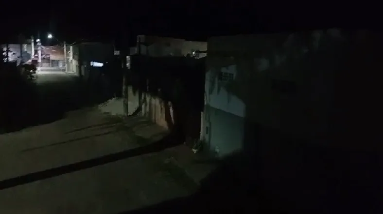 Postes com lâmpadas queimadas no Nova Esperança, Linhares. “Assim não dá”