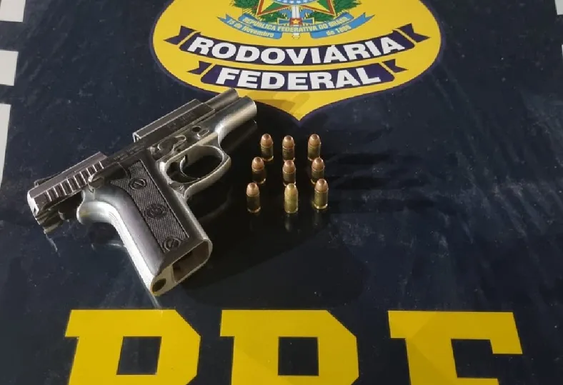 Hyundai com pistola, munições, mulheres e crianças abordado pela PRF em Linhares. Motorista detido