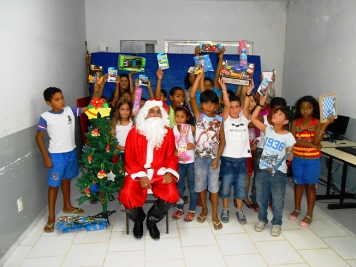 Joana Darc alegra Natal de crianças em escola do Farias 