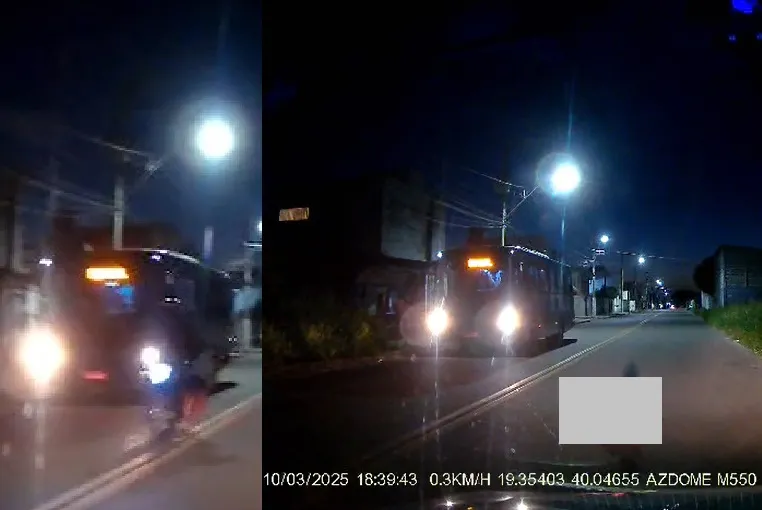 Mulher desembarca de ônibus e é atropelada por moto em Linhares. Perna esquerda quebrou