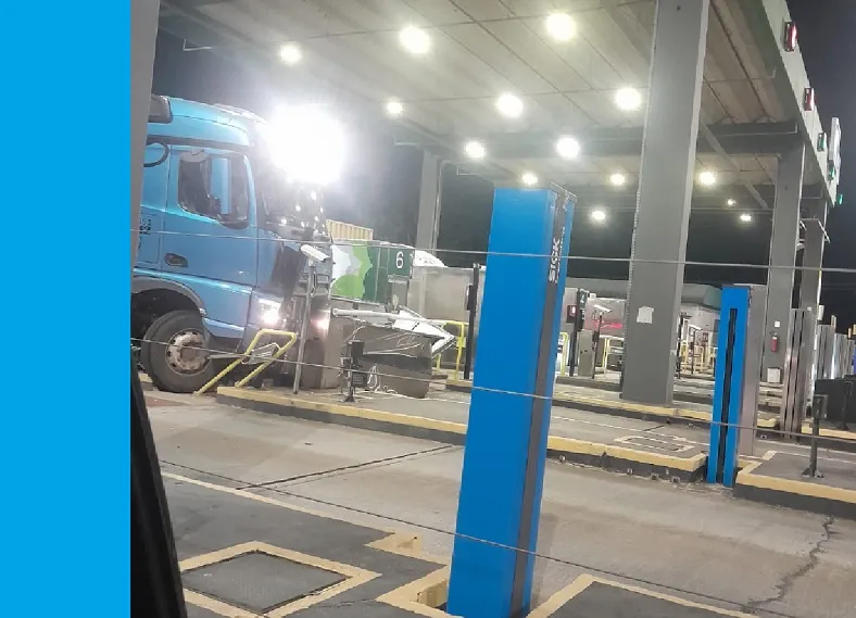 Carreta destrói cabine do pedágio de Aracruz, com funcionária dentro. Condutor dormiu