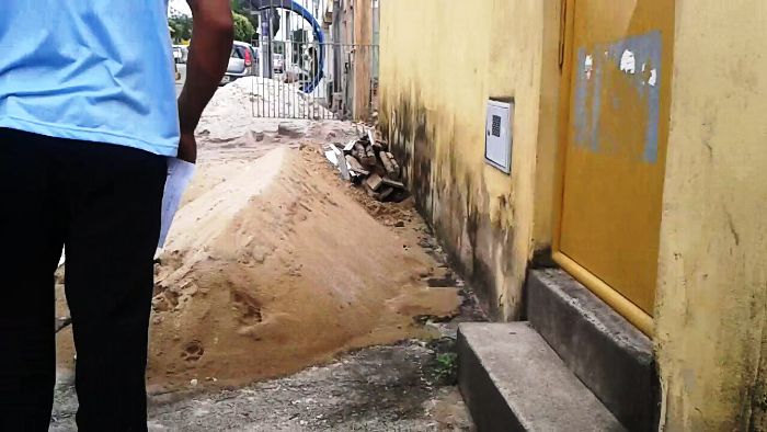 Entulhos, areia e outros materiais atrapalham ir e vir no Lagoa do Meio