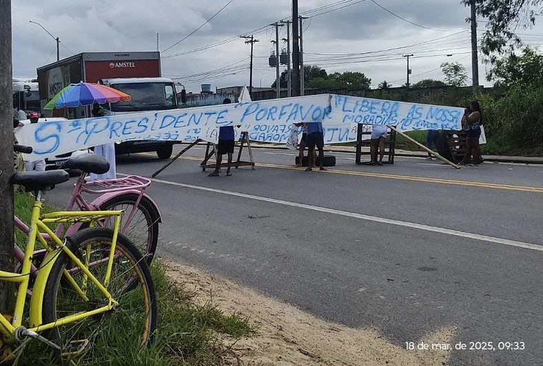 BR-101 fechada por manifestantes em Sooretama. “Libera as moradias”