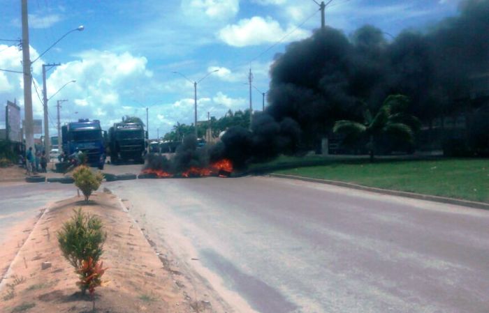 População faz protesto e fecha a BR-101 em Sooretama