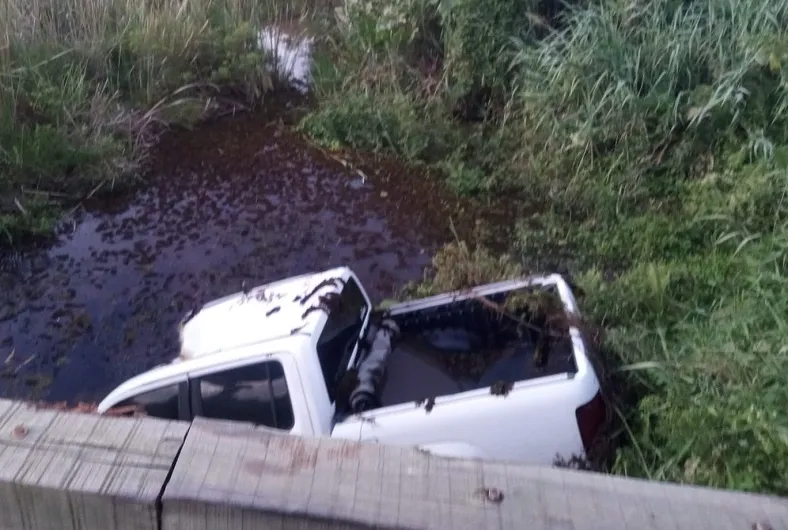 Carro cai na Ponte de Degredo, interior de Linhares