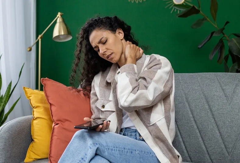 Uso do celular pode adicionar até 27 kg na coluna