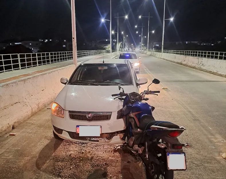 Roda de moto “entra” na lateral frontal de carro na Ponte do Interlagos, Linhares