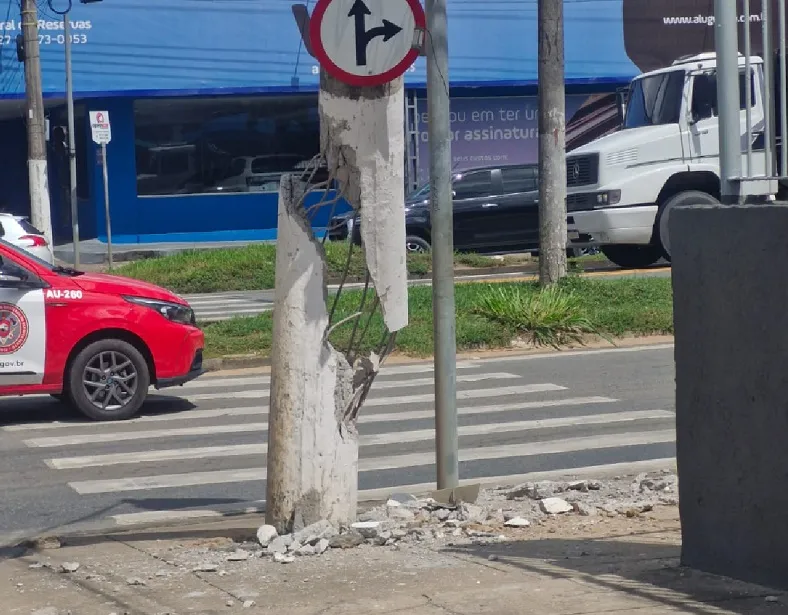 Poste é “detonado” em esquina da lateral da BR-101 em Linhares