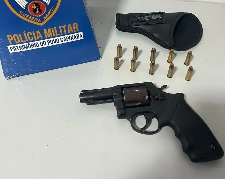 G.A. apreende arma e munições com ocupante de Cross Fox vermelho em Bebedouro, Linhares