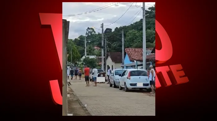 Rio Bananal: Homem esfaqueado se debate no chão. Suspeito foi preso