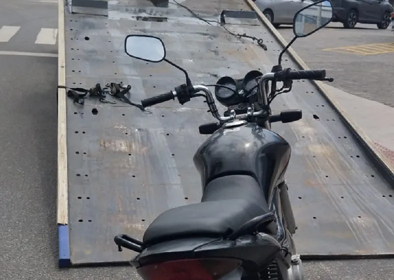 PM aborda e apreende moto e leva condutor para a delegacia de Linhares
