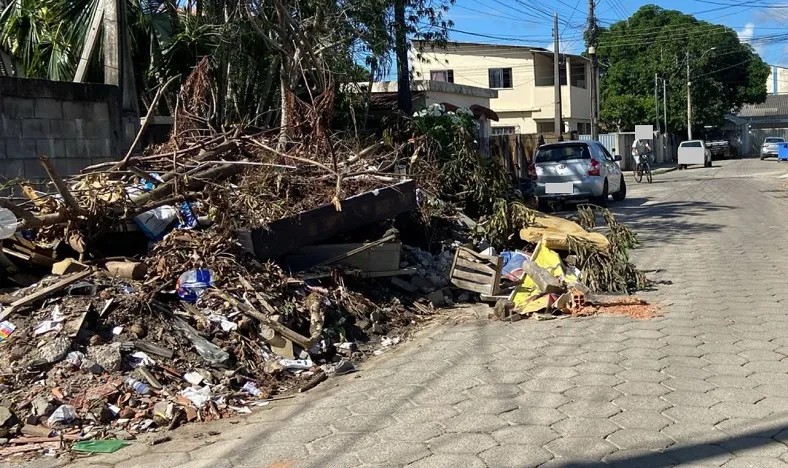 Entulhos em Linhares: Acúmulo no Canivete gera reclamações. Cronograma da PML responde