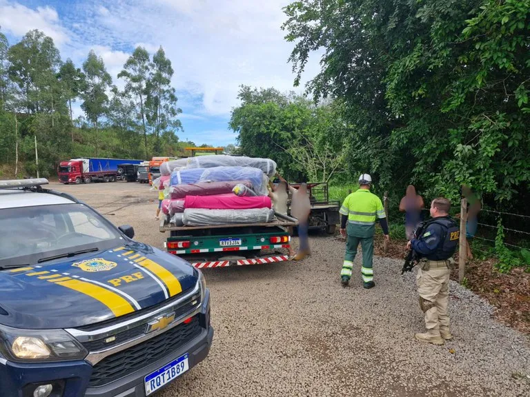 PRF recupera carga saqueada de carreta tombada em Iconha