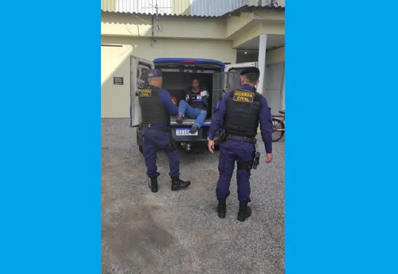 Homem é preso pela GCM no Aviso, Linhares. Estava com mandado