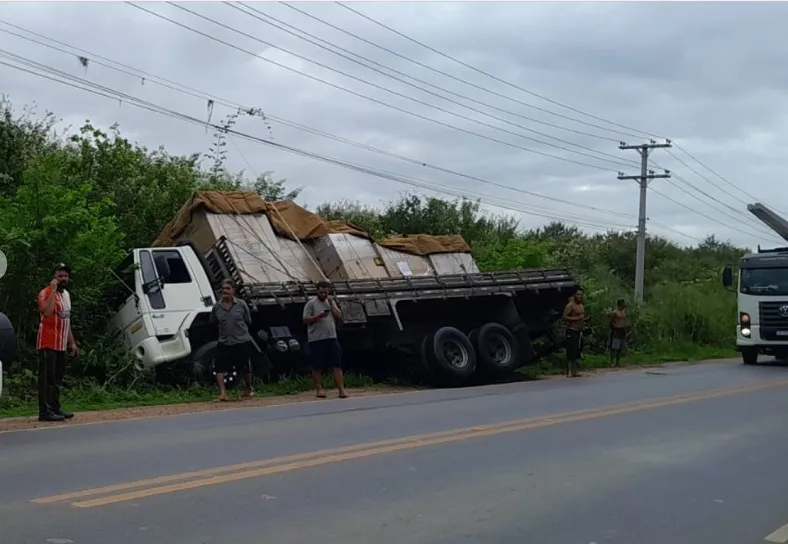 Caminhão quase tomba na Rodovia Roberto Calmon, Linhares, aquela que não possui acostamento