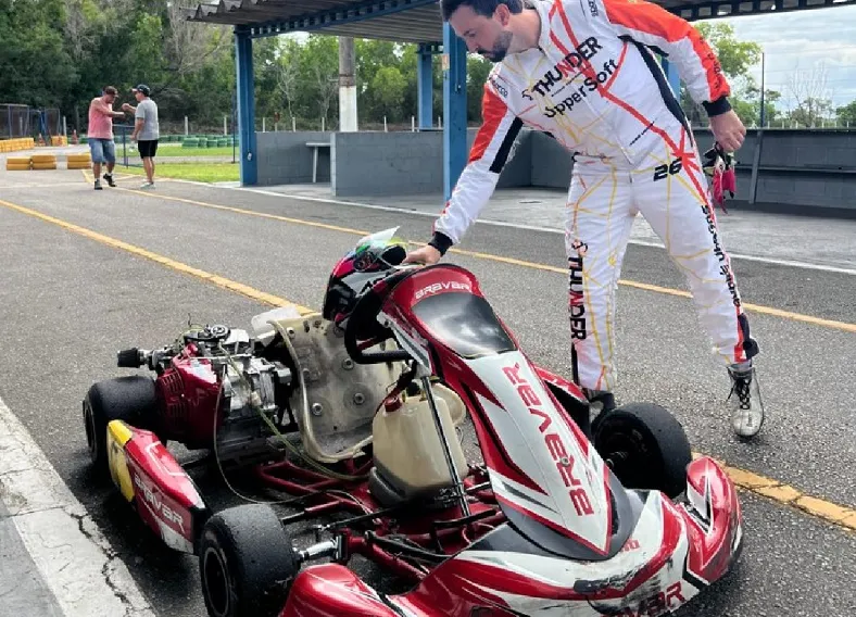 Lizandro Benvegnú acelera firme na estreia como piloto profissional de kart