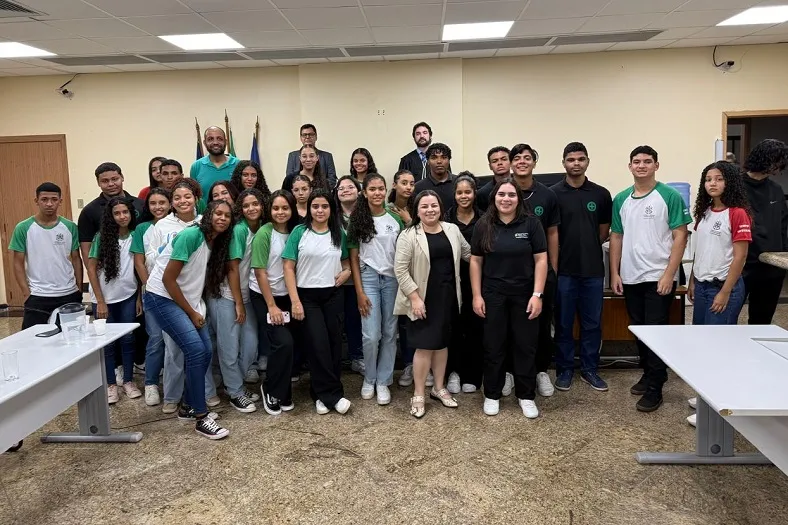 Estudantes “invadem” júri popular em Linhares. Aula prática de Cidadania entra para a história de cada um